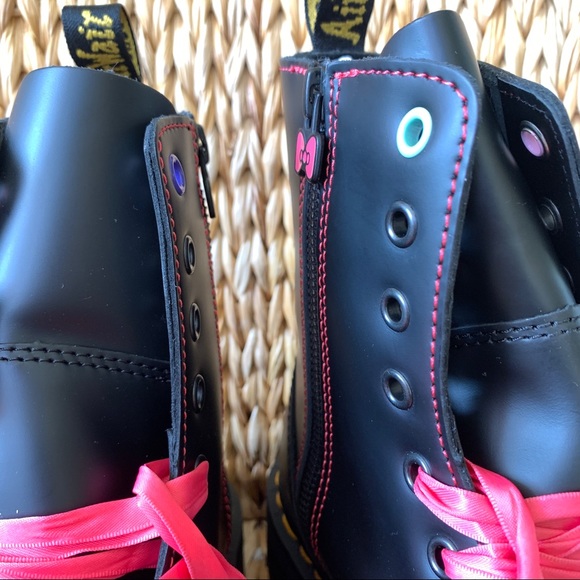 New Hello Kitty & Friends x Dr. Martens Jadons - Picture 10 of 11